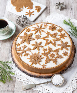 https://www.kinuskikissa.fi/wp-content/uploads/sini/2023/11/piparinen-mutakakku-2-250x300.jpg