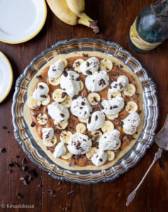 https://www.kinuskikissa.fi/wp-content/uploads/sini/2024/02/banoffee-pizza-237x300.jpg