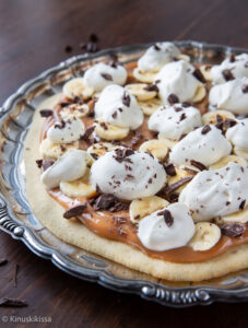 https://www.kinuskikissa.fi/wp-content/uploads/sini/2024/02/banoffee-pizza-3-227x300.jpg