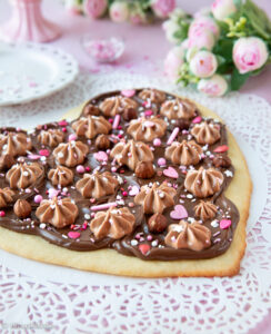 https://www.kinuskikissa.fi/wp-content/uploads/sini/2024/02/nutellapizza-2-244x300.jpg