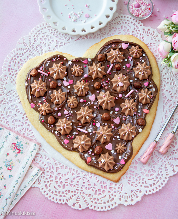 https://www.kinuskikissa.fi/wp-content/uploads/sini/2024/02/nutellapizza.jpg