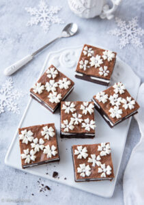https://www.kinuskikissa.fi/wp-content/uploads/sini/2024/02/oreo-brownie-2-211x300.jpg
