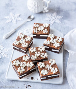 https://www.kinuskikissa.fi/wp-content/uploads/sini/2024/02/oreo-brownie-257x300.jpg