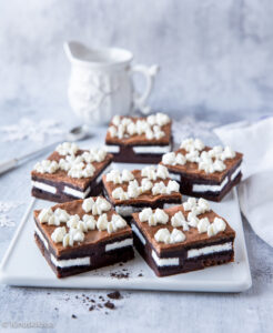 https://www.kinuskikissa.fi/wp-content/uploads/sini/2024/02/oreo-brownie-3-246x300.jpg