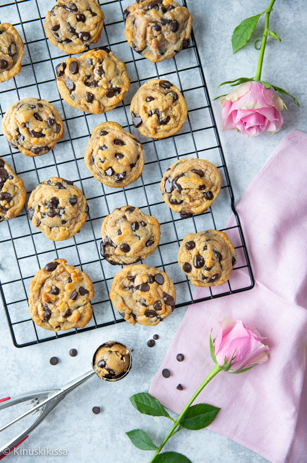 https://www.kinuskikissa.fi/wp-content/uploads/sini/2024/02/vegaaniset-chocolate-chip-cookies.jpg