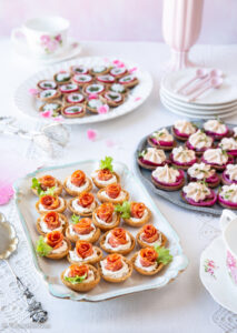 https://www.kinuskikissa.fi/wp-content/uploads/sini/2024/04/kolmen-maun-cocktailpalat-13-213x300.jpg