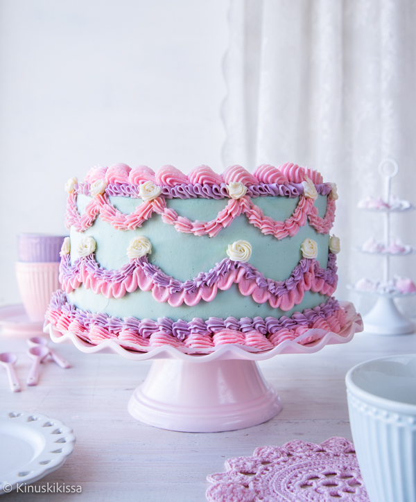 https://www.kinuskikissa.fi/wp-content/uploads/sini/2024/04/vintagekakku.jpg