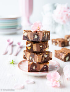 https://www.kinuskikissa.fi/wp-content/uploads/sini/2024/05/nougat-brownies-1-228x300.jpg