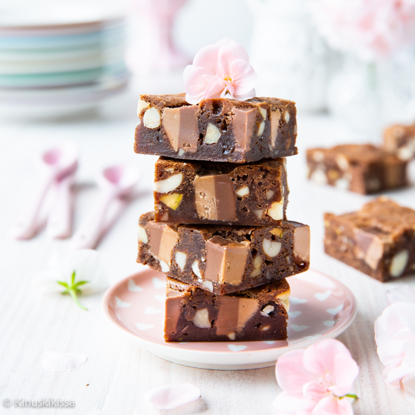 https://www.kinuskikissa.fi/wp-content/uploads/sini/2024/05/nougat-brownies-resepti-1.jpg