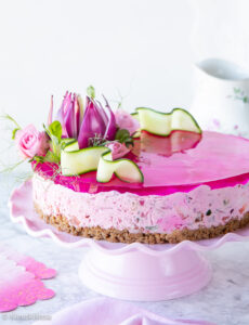 https://www.kinuskikissa.fi/wp-content/uploads/sini/2024/05/pinkki-voileipakakku-2-230x300.jpg