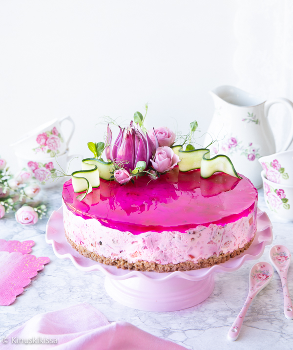 https://www.kinuskikissa.fi/wp-content/uploads/sini/2024/05/pinkki-voileipakakku.jpg