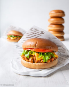 https://www.kinuskikissa.fi/wp-content/uploads/sini/2024/06/sloppy-joe-hampurilainen-2-1-238x300.jpg