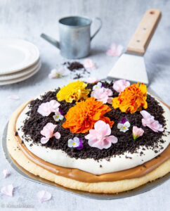 https://www.kinuskikissa.fi/wp-content/uploads/sini/2024/06/vegaaninen-kukkapizza-2-1-242x300.jpg