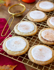 https://www.kinuskikissa.fi/wp-content/uploads/sini/2024/10/taylor-swift-chai-sugar-cookies-3-229x300.jpg
