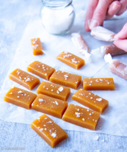 https://www.kinuskikissa.fi/wp-content/uploads/sini/2024/12/toffee-3-251x300.jpg