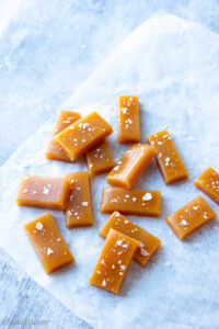 https://www.kinuskikissa.fi/wp-content/uploads/sini/2024/12/toffee-4-200x300.jpg