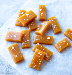 https://www.kinuskikissa.fi/wp-content/uploads/sini/2024/12/toffee-5-288x300.jpg