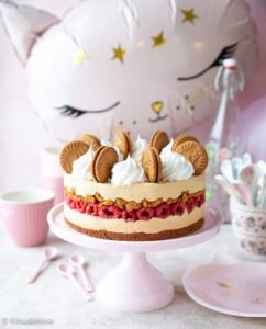 https://www.kinuskikissa.fi/wp-content/uploads/sini/2024/12/vadelma-biscoff-kakku-2-242x300.jpg