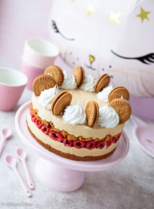 https://www.kinuskikissa.fi/wp-content/uploads/sini/2024/12/vadelma-biscoff-kakku-3-222x300.jpg