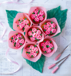 https://www.kinuskikissa.fi/wp-content/uploads/sini/2025/02/tulppaanimuffinssit-2-1-279x300.jpg