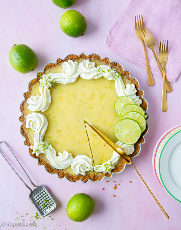 https://www.kinuskikissa.fi/wp-content/uploads/sini/2025/03/vegaaninen-key-lime-pie-3.jpg
