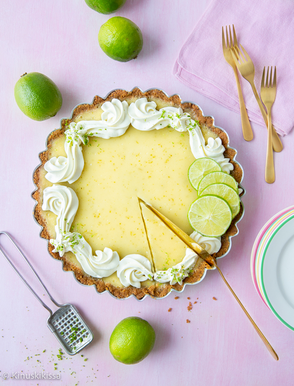 https://www.kinuskikissa.fi/wp-content/uploads/sini/2025/03/vegaaninen-key-lime-pie.jpg