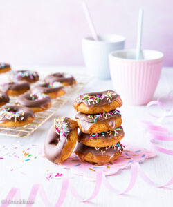https://www.kinuskikissa.fi/wp-content/uploads/sini/2025/04/miljonaarin-donitsit-2-1-250x300.jpg