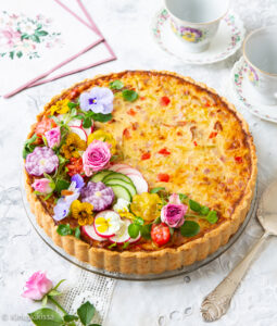 https://www.kinuskikissa.fi/wp-content/uploads/sini/2025/05/juhlava-kinkkupiirakka-2-255x300.jpg
