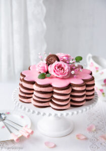 https://www.kinuskikissa.fi/wp-content/uploads/sini/2025/05/vaaleanpunainen-domino-keksikakku-210x300.jpg