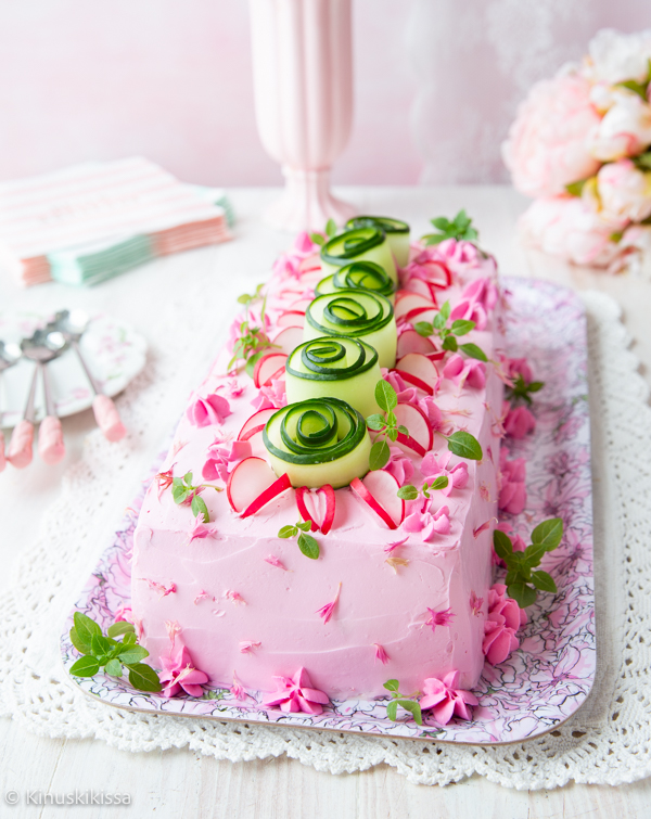 https://www.kinuskikissa.fi/wp-content/uploads/sini/2025/05/vaaleanpunainen-lohikakku-2.jpg