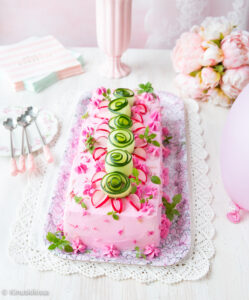 https://www.kinuskikissa.fi/wp-content/uploads/sini/2025/05/vaaleanpunainen-lohikakku-249x300.jpg