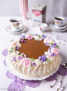 https://www.kinuskikissa.fi/wp-content/uploads/sini/2025/06/raparperi-kinuskikakku-1-222x300.jpg