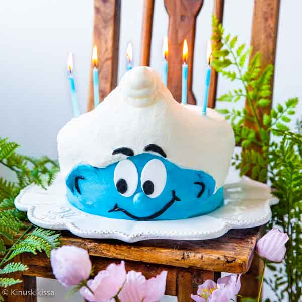 https://www.kinuskikissa.fi/wp-content/uploads/sini/2025/07/smurffikakku-resepti.jpg