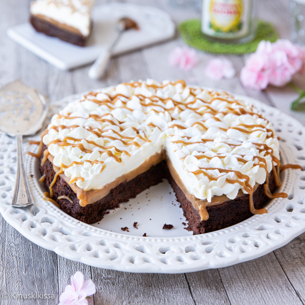 https://www.kinuskikissa.fi/wp-content/uploads/sini/2025/08/mudoffee-toffee-mutakakku-resepti.jpg