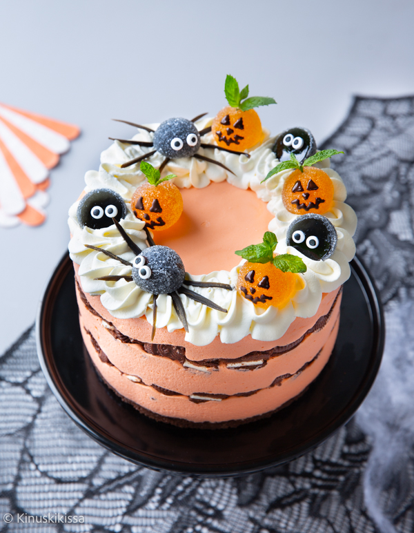 https://www.kinuskikissa.fi/wp-content/uploads/sini/2025/10/keksikas-halloween-kakku-2.jpg