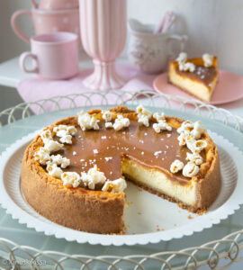 https://www.kinuskikissa.fi/wp-content/uploads/sini/2025/10/salted-caramel-juustokakku-2-270x300.jpg