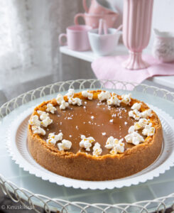 https://www.kinuskikissa.fi/wp-content/uploads/sini/2025/10/salted-caramel-juustokakku-245x300.jpg