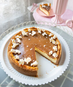 https://www.kinuskikissa.fi/wp-content/uploads/sini/2025/10/salted-caramel-juustokakku-3-251x300.jpg