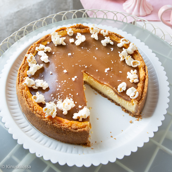 https://www.kinuskikissa.fi/wp-content/uploads/sini/2025/10/salted-caramel-juustokakku-resepti.jpg