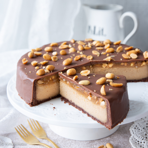https://www.kinuskikissa.fi/wp-content/uploads/sini/2025/10/snickers-kakku-resepti.jpg