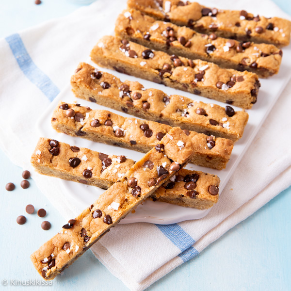 https://www.kinuskikissa.fi/wp-content/uploads/sini/2026/01/chocolate-chip-cookie-tikut-resepti.jpg
