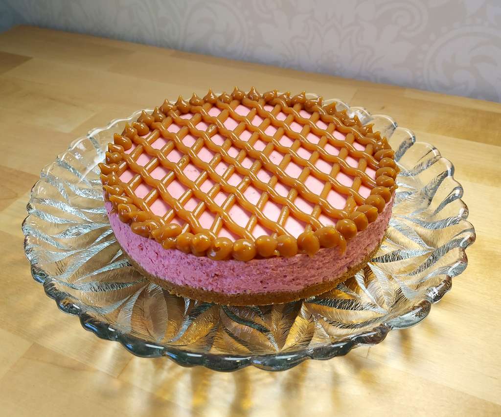 https://www.kinuskikissa.fi/wp-content/uploads/sini/Puolukkajuustokakku_kinuskipaallyste.jpg