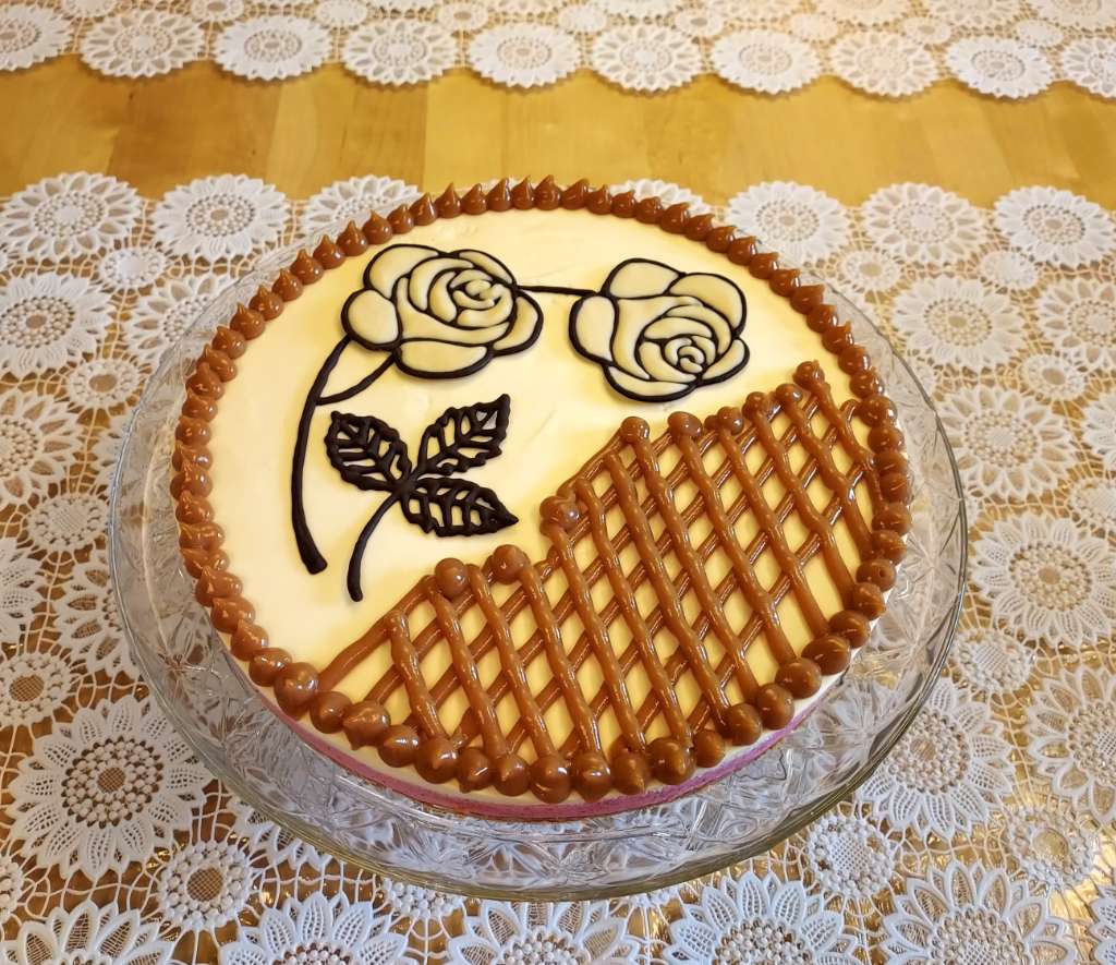 https://www.kinuskikissa.fi/wp-content/uploads/sini/Ruusukakku-aitienpaivana-2024-4.jpg