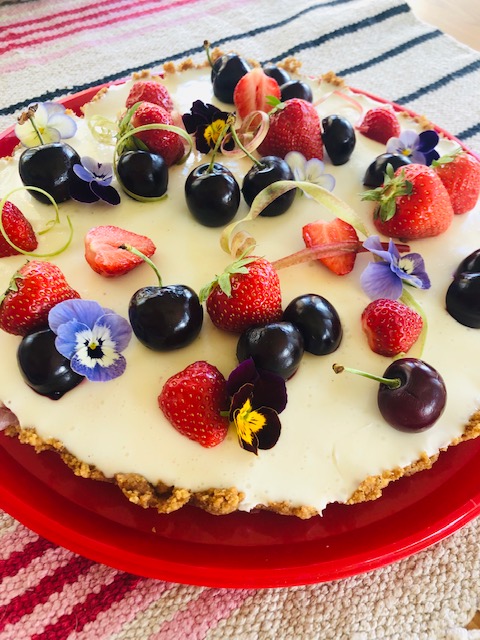 https://www.kinuskikissa.fi/wp-content/uploads/sini/Vegaaninen-pannacottapiirakka-10.6.19.jpg