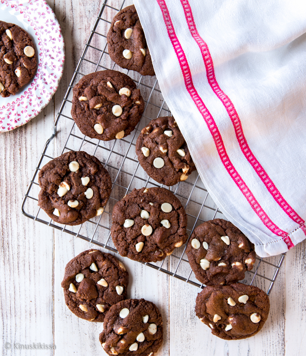 https://www.kinuskikissa.fi/wp-content/uploads/sini/brown-chocolate-chip-cookies.jpg