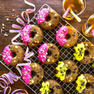 https://www.kinuskikissa.fi/wp-content/uploads/sini/chocolate-chip-donuts-300x300.jpg