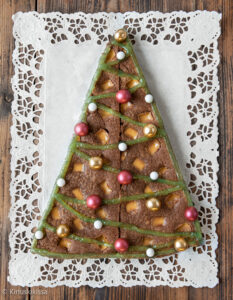 https://www.kinuskikissa.fi/wp-content/uploads/sini/dumle-brownie-kuusi-233x300.jpg