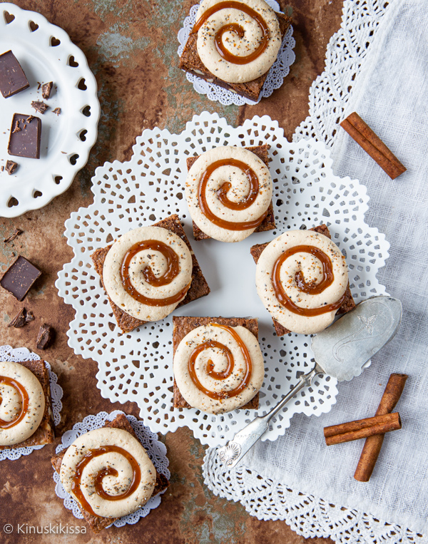 https://www.kinuskikissa.fi/wp-content/uploads/sini/korvapuusti-brownie.jpg