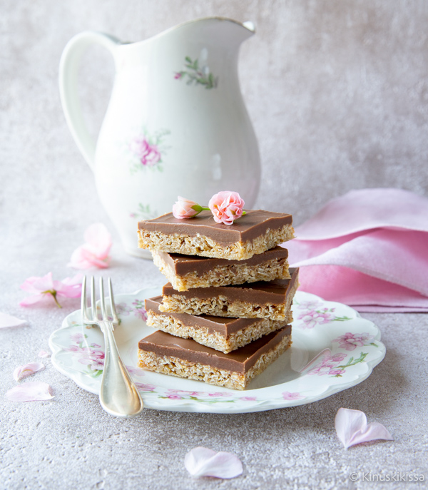 https://www.kinuskikissa.fi/wp-content/uploads/sini/nougat-ruudut.jpg