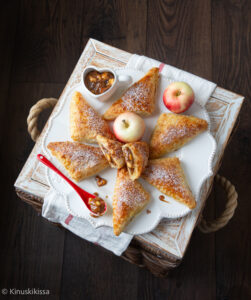 https://www.kinuskikissa.fi/wp-content/uploads/sini/omenaiset-toffeeviinerit-251x300.jpg
